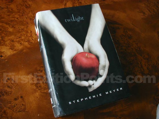 Picture of the 2005 first edition dust jacket for Twilight. 